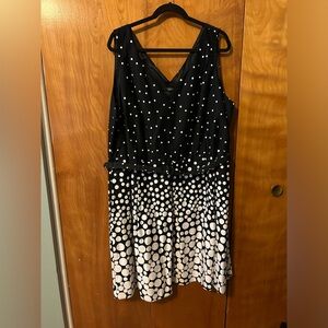 Spense Woman black & white polka dot sleeveless plus’s size dress